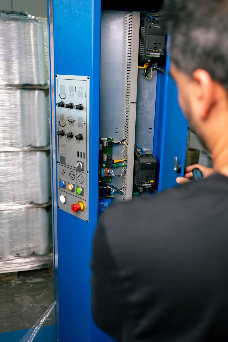 Servicetechniker bei der Wartung einer Stretchmaschine